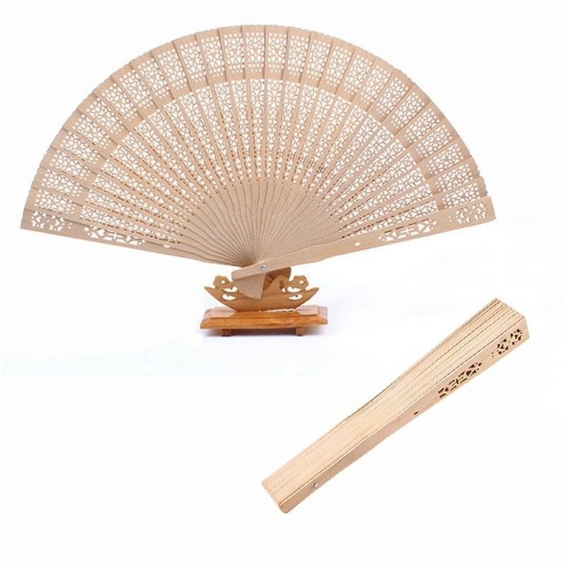 Un éventail pliable en bois clair avec des motifs de treillis, présenté avec sa poignée en bois.