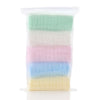 Una bolsa de plástico transparente con cinco toallitas orgánicas de algodón para bebé y cara de colores pastel apiladas.