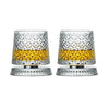 Un par de vasos de whisky plateados facetados con interior dorado y bases a juego.