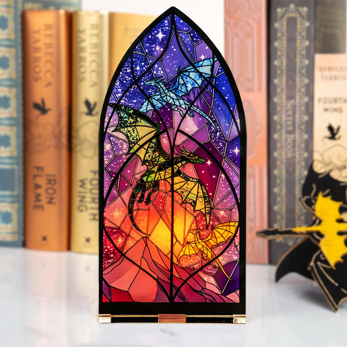 Porta-velas de arco gótico con dragón, diseño de vidriera púrpura y rosa vibrante.