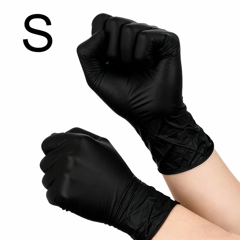 Ein Paar schwarzer Einweghandschuhe in einer Handgeste, bereit zur Verwendung.
