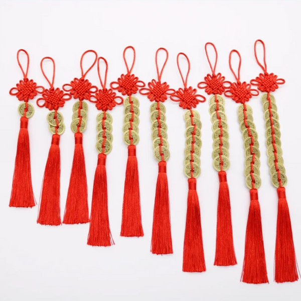 Set handgemachter roter Knoten feng shui Münzen mit goldenen und grünen Fransen
