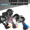 Primer plano de un portafiltro de café Cyrus Short Handle 58mm para espresso, mostrando tres cestas metálicas con asa rosa y 