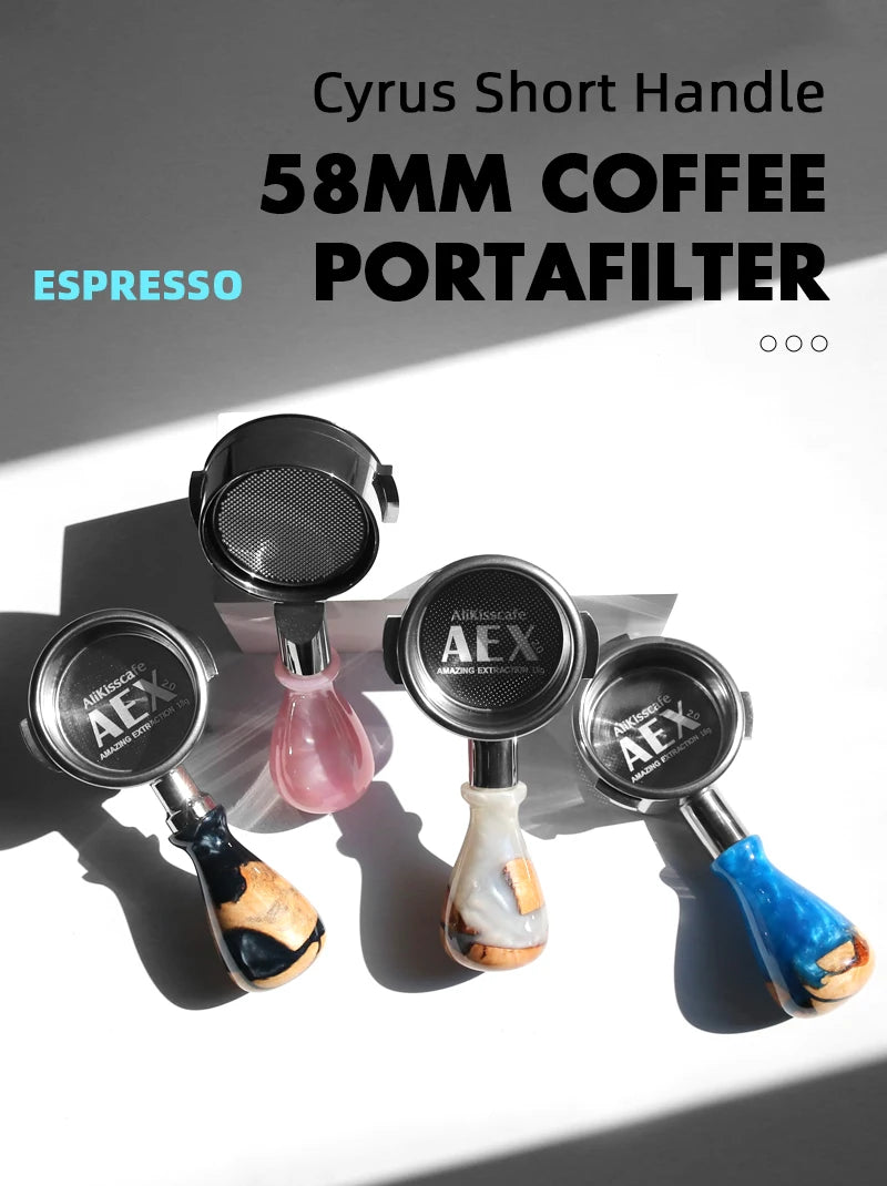 Primer plano de un portafiltro de café Cyrus Short Handle 58mm para espresso, mostrando tres cestas metálicas con asa rosa y 