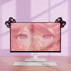 Un écran d'ordinateur affichant un visage de style anime rose avec de grands yeux et des cheveux roses, encadré par des nœuds