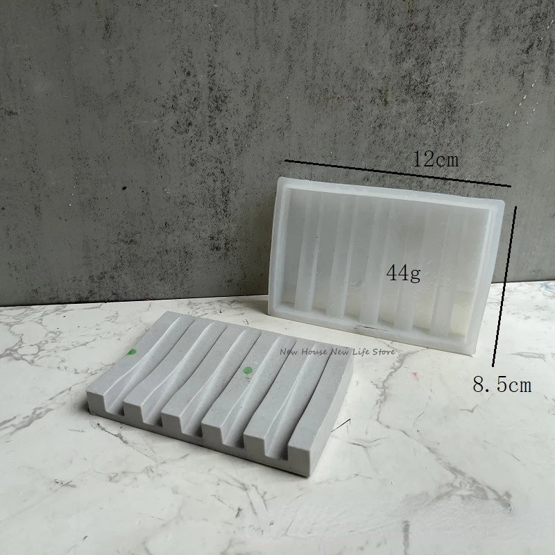 Weiße Silikon-Seifenspeicherschale neben einer rechteckigen Form mit Maßenangaben.