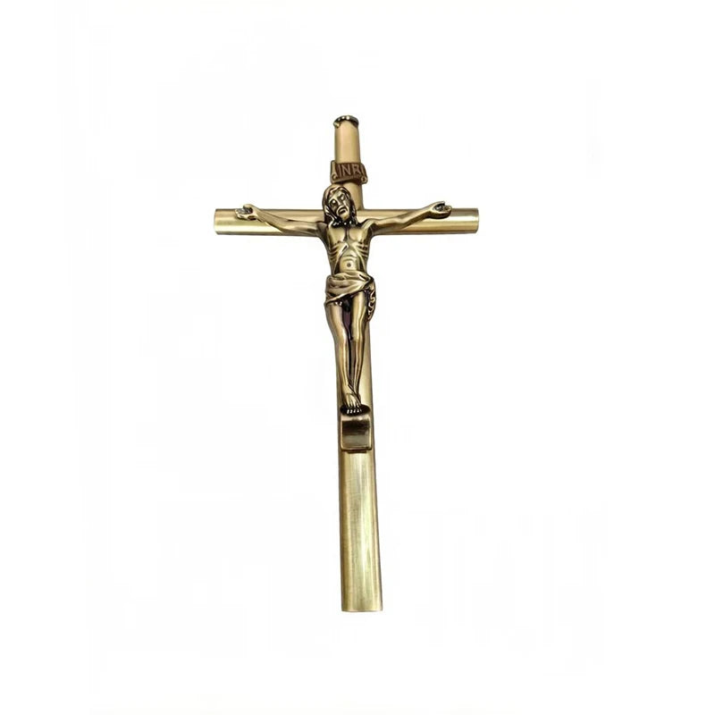 Pluma cruz de metal dorado para decoración religiosa.