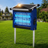 Blauer Sonnen-Schädlings-Zapper mit Glas- und Solarpaneel auf Metallpfosten in einem grasbewachsenen Garten.