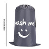 Sac de lessive et de rangement en nylon gris résistant, avec l'inscription « wash me ».