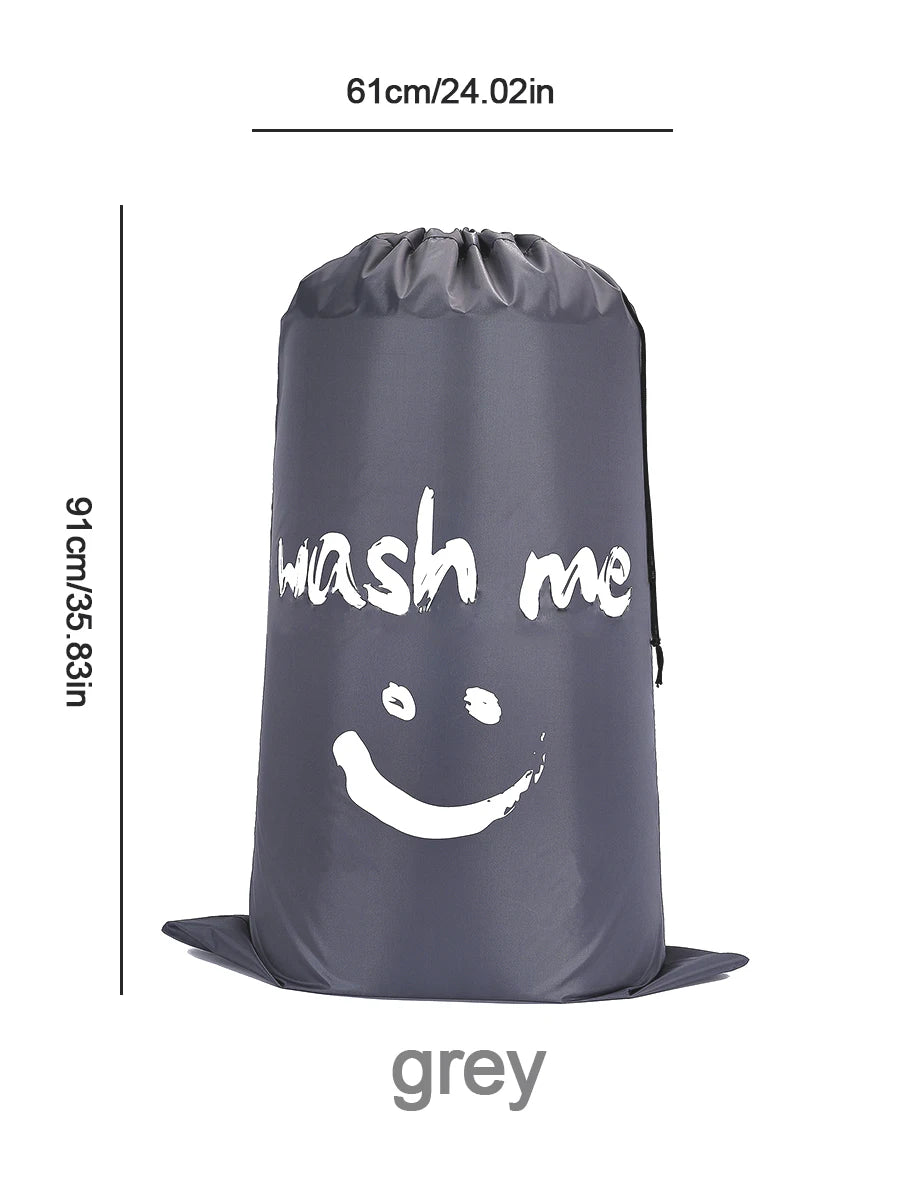 Sac de lessive et de rangement en nylon gris résistant, avec l'inscription « wash me ».