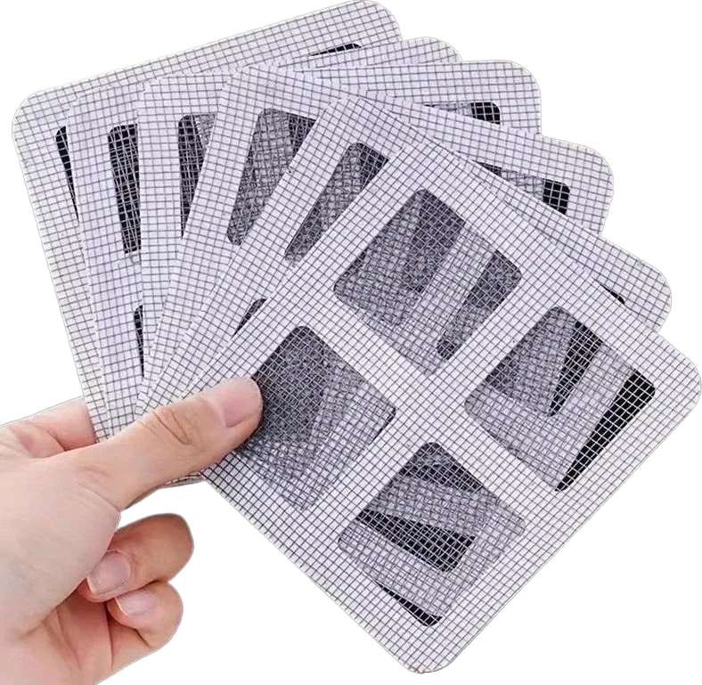 Eine Hand hält ein Netzfilter zum Abfangen von Verstopfungen für Waschbecken und Abflüsse, mit mehreren rechteckigen Filtern.