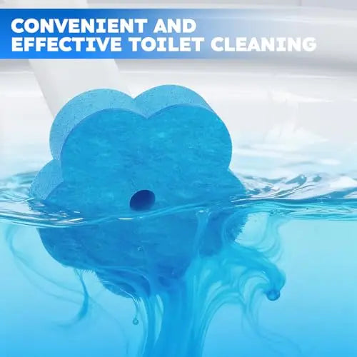 Une brosse à toilette bleue jetable, immergée dans l'eau, démontrant un nettoyage efficace et pratique.