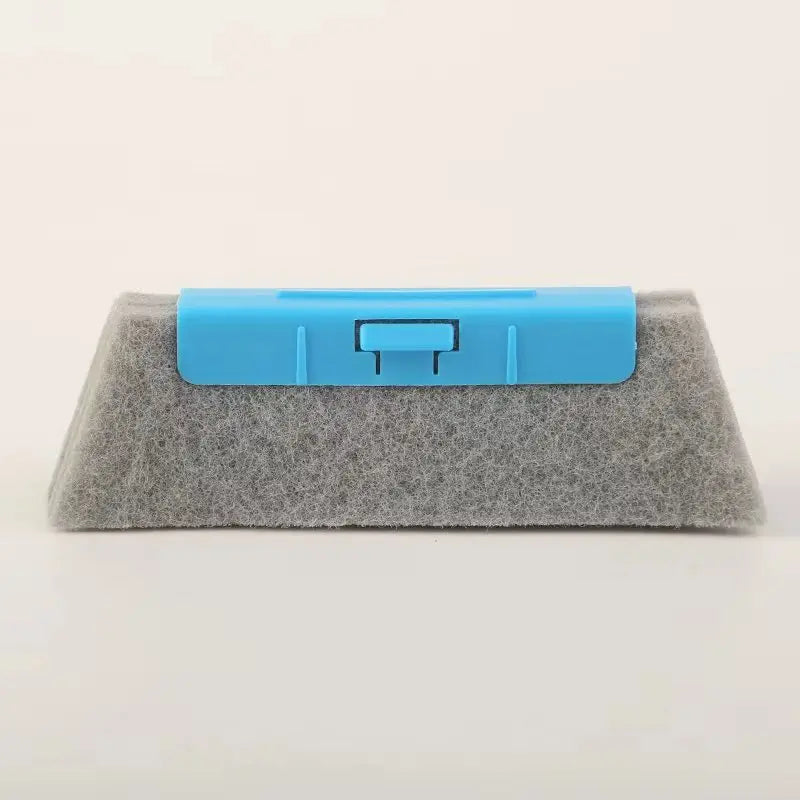 Un cepillo de limpieza azul colocado sobre un bloque de espuma gris para limpiar ventanas y rieles.