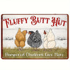 Vintage Metall-Dosen-Schild mit drei Hühnern in einer Bauernumgebung und dem Text Fluffy Butt Hut und Pampered Chickens Live 