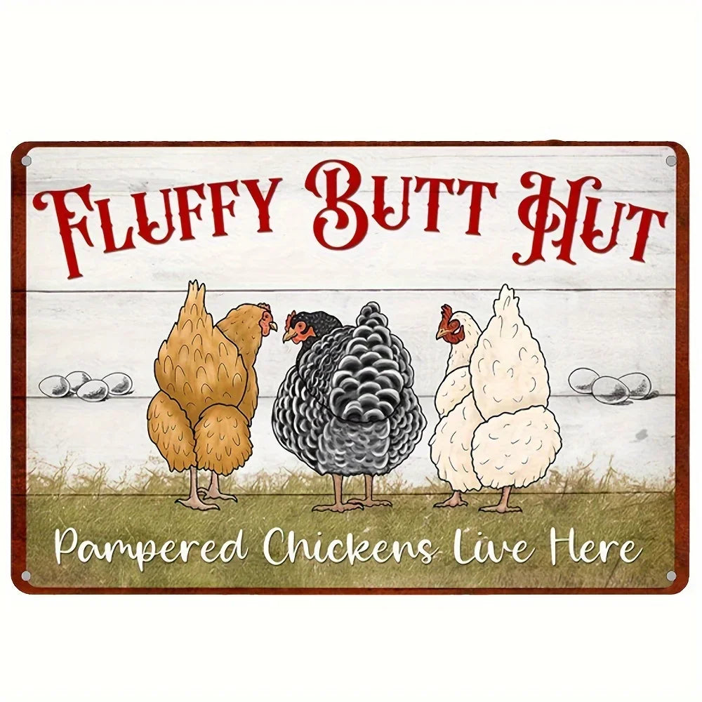 Vintage Metall-Dosen-Schild mit drei Hühnern in einer Bauernumgebung und dem Text Fluffy Butt Hut und Pampered Chickens Live 