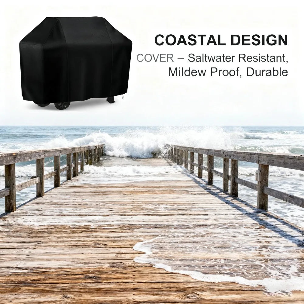 Tapa impermeable negra para parrilla BBQ universal, colocada en un muelle de madera cerca del océano.