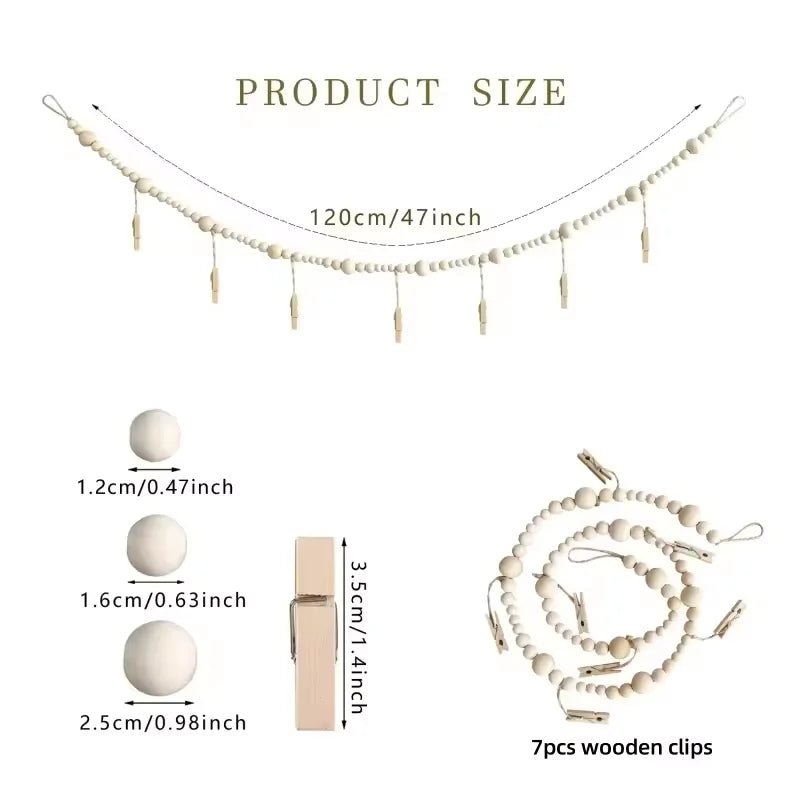 Una cadena de cuentas de madera beige claro para guirnalda de pared, mostrando varios tamaños y 7 clips de madera.