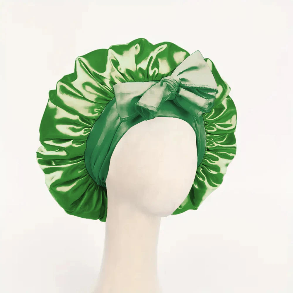 Grüne Seidenhaube aus Satin, gebunden in einer Schleife, auf einem Mannequin.