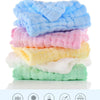 Una pila de cinco toallitas húmedas orgánicas de algodón para bebé y cara en varios colores pastel, incluyendo azul, rosa, am