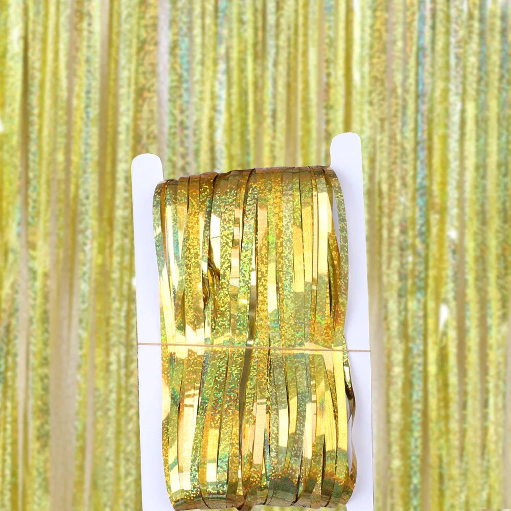 Goldmetallische Tinsel-Flimmern-Vorhang als Hintergrund vor verschwommenem gelb-grünem Vorhang