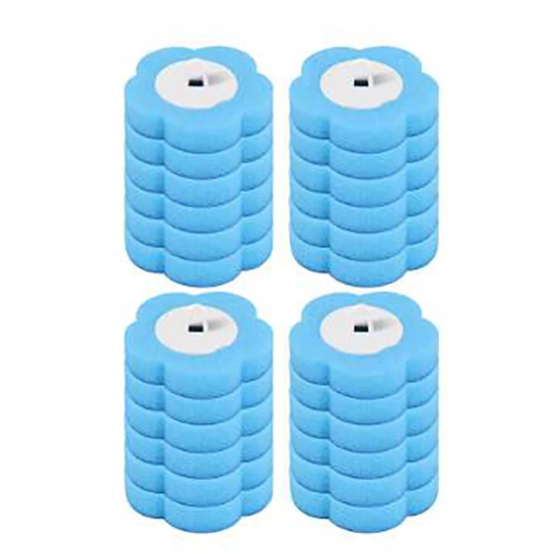 Un ensemble de brosses de toilette jetables murales bleues avec des manches cylindriques empilées.