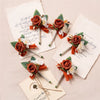 Boutonnière vintage en soie orange avec roses et fleurs blanches sur papier kraft