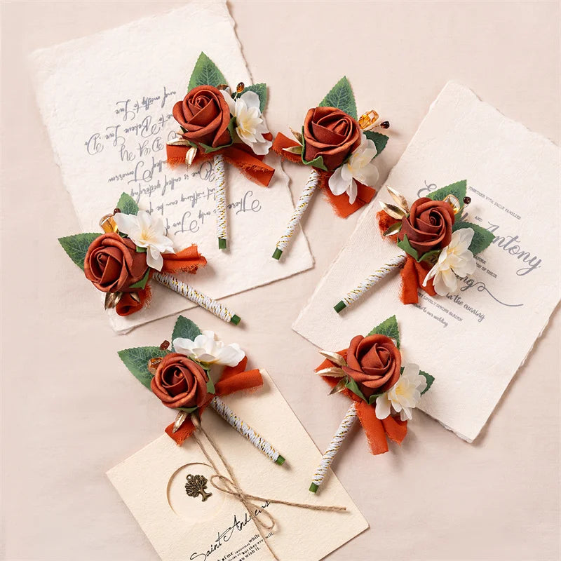Boutonnière vintage en soie orange avec roses et fleurs blanches sur papier kraft