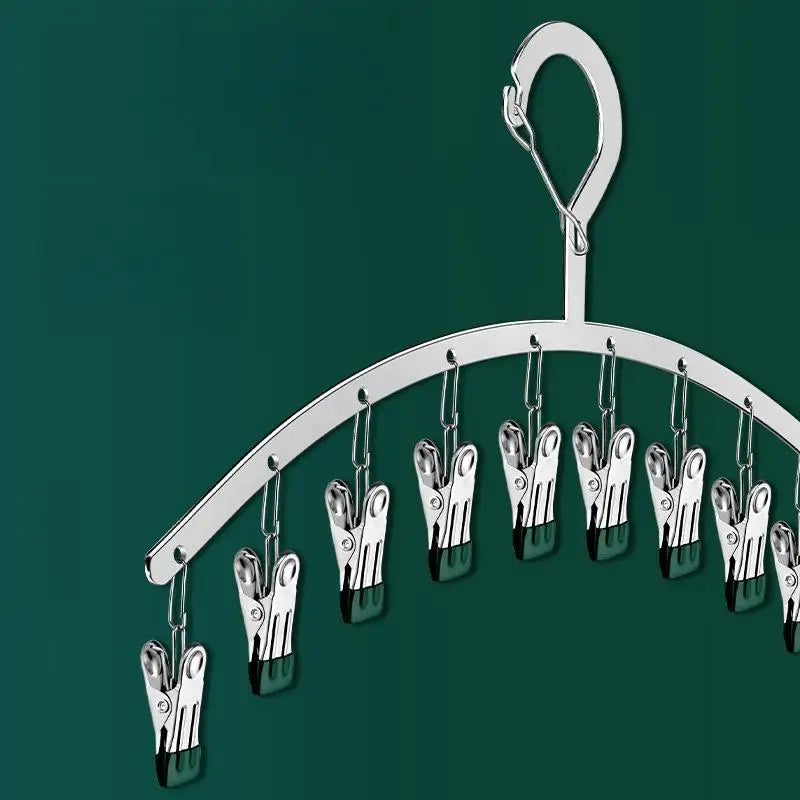 Edelstahl-Kleiderständer mit mehreren Clips, die von einem gebogenen Metallstab hängen.
