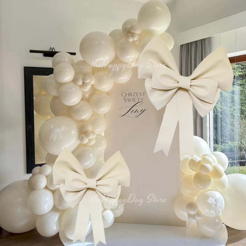 Weißer Ballon und Band als florale Kulisse für eine Feier