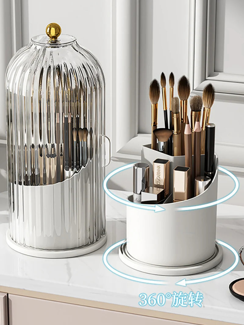 Klares Glas-Kosmetikorganizer mit Deckel und weißer rotierbarer Aufbewahrungsbox gefüllt mit Make-up-Pinseln.