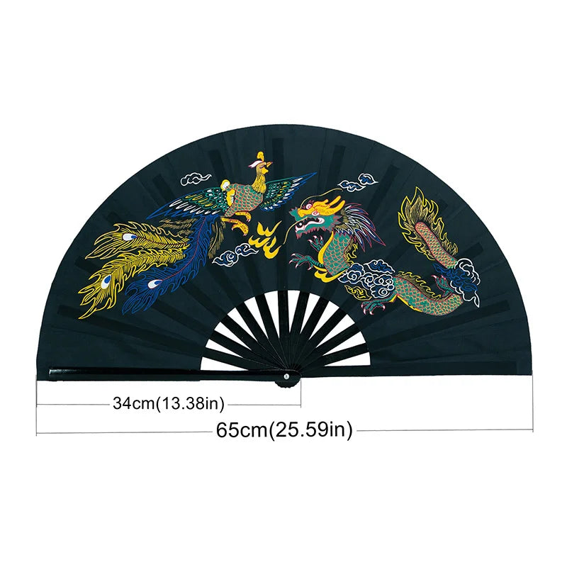 Un éventail de arts martiaux en bambou vert foncé avec des motifs colorés de dragon et d'oiseau.