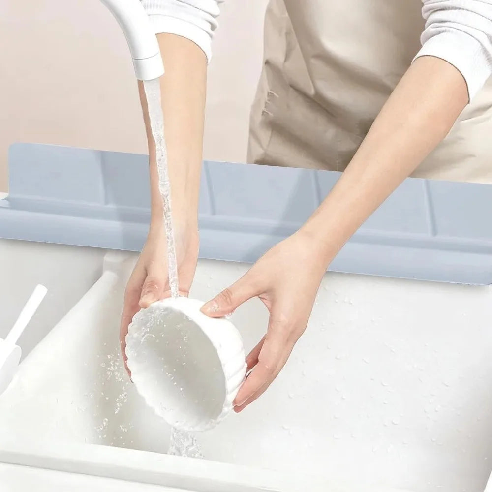 Eine Hand gießt Flüssigkeit aus einer Silikonabschlussvorrichtung in eine weiße Küchenspüle.