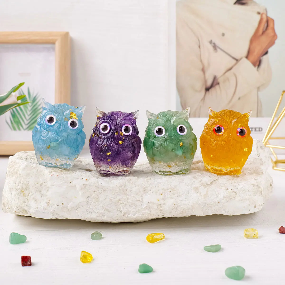 Colección de adornos de goteo de búhos hechos con piedra natural triturada en varios colores como azul, púrpura, verde y amar