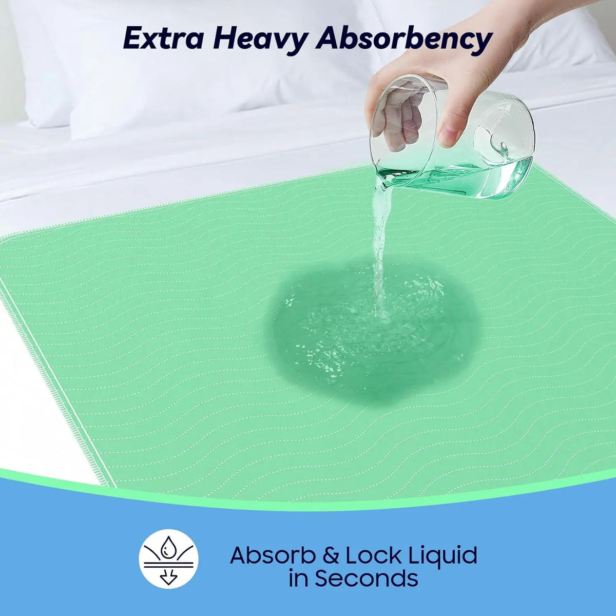 Une main verse de l'eau sur un tampon vert absorbant, démontrant une absorption accrue.