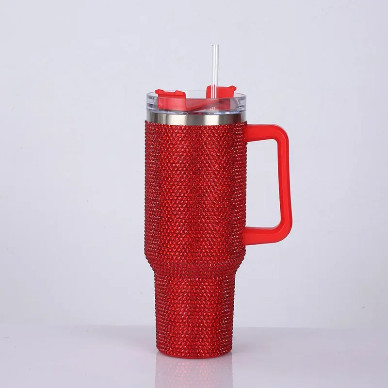 Tumbler aislante rojo con circonitas, tapa transparente y pajita, sobre fondo blanco.
