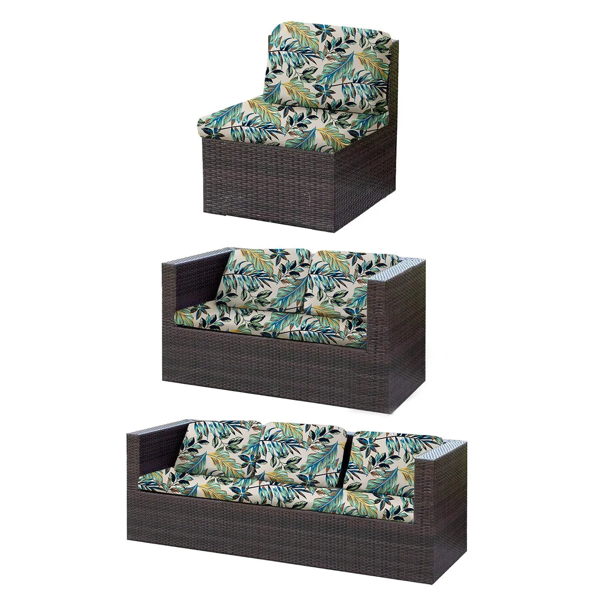 Tres fundas para sofás exteriores apiladas con tela estampada de hojas tropicales impermeables en marcos de mimbre marrón osc
