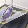 Un coussin de protection anti-chaleur violet avec un fer blanc est montré sur un tissu gris foncé.