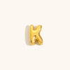 Nahaufnahme einer goldvergoldeten 3D-Blasenbuchstaben-Kette.