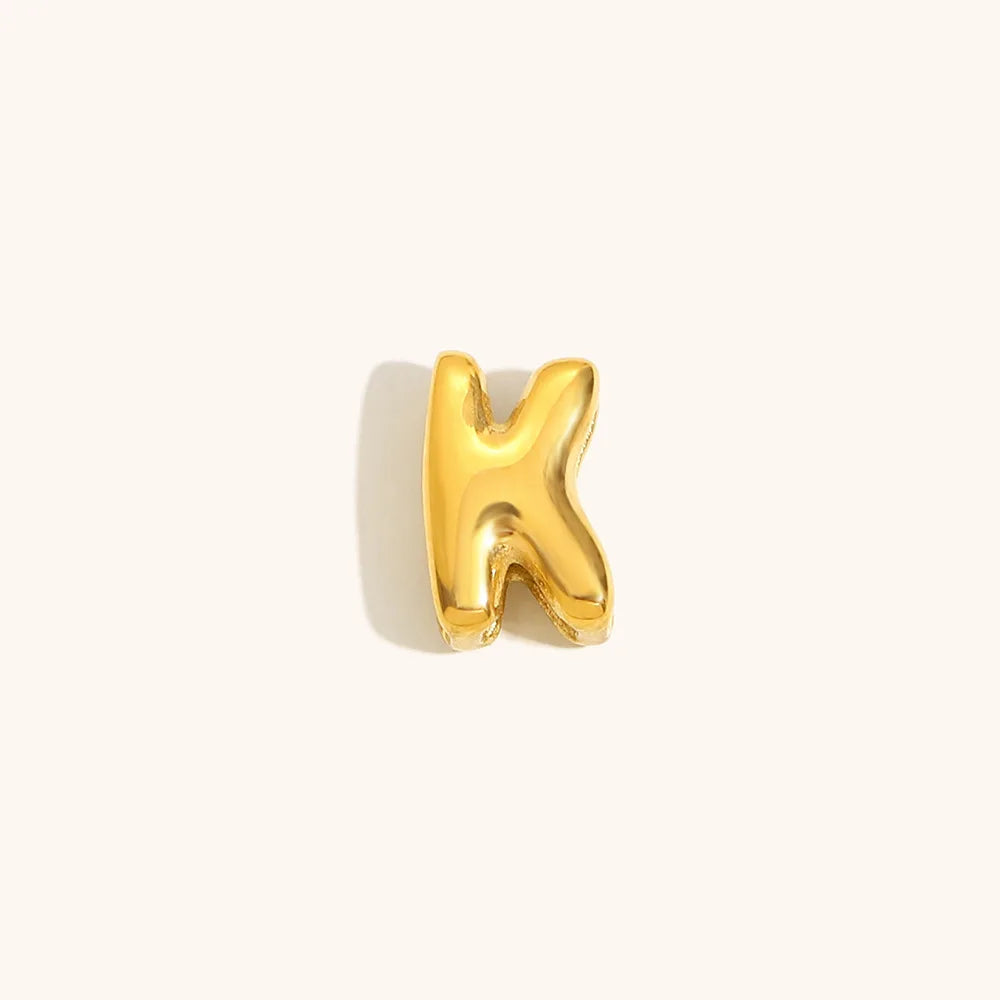 Nahaufnahme einer goldvergoldeten 3D-Blasenbuchstaben-Kette.