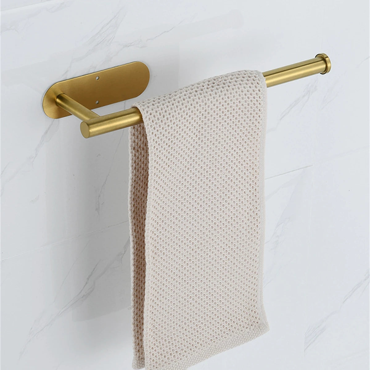 Estante de toallas de acero inoxidable con una toalla texturizada beige colgada.