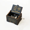 Caja musical de madera tallada a mano con tapa grabada 'eres mi sol' y llave de cuerda visible.