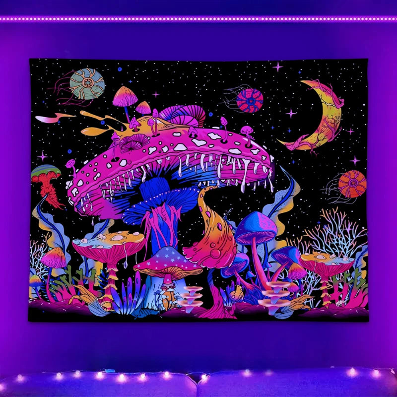 Eine lebendige Tapete mit leuchtend bunten und fluoreszierenden Pilzen vor dunklem, sternenbeladenem Hintergrund.