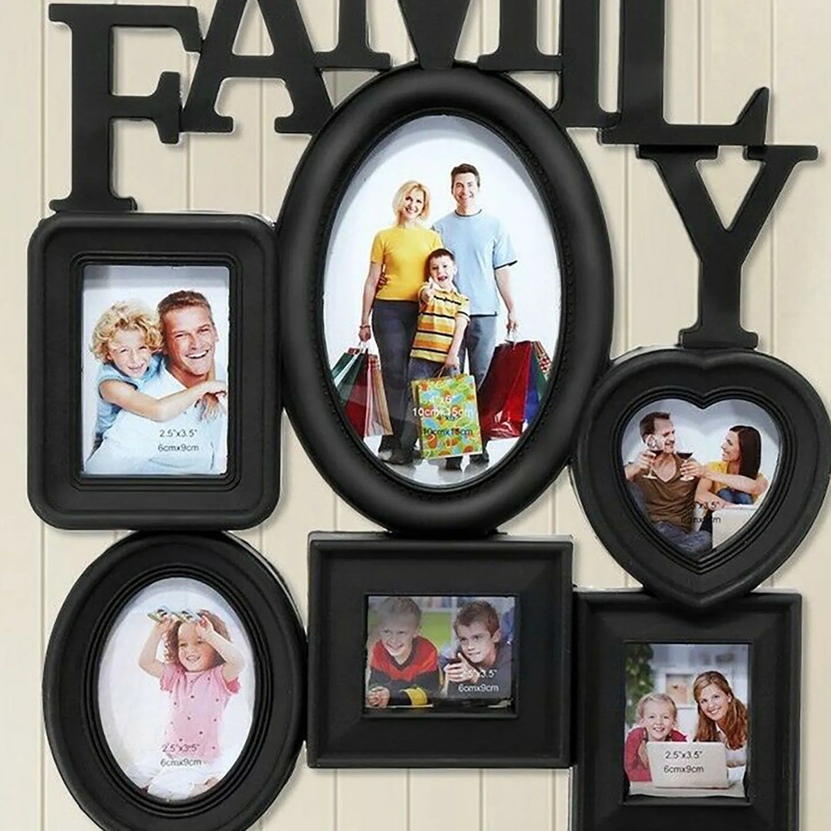 Décor mural photo encadrée noire avec portraits d'une famille.