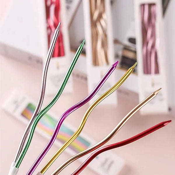 Ein Set von sechs metallischen gebogenen Geburtstagskerzen in verschiedenen Farben wie grün, lila, gold und rot.