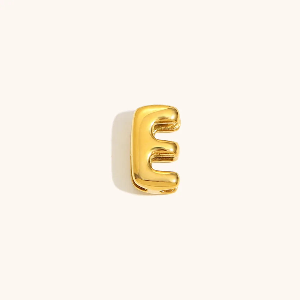 Nahaufnahme einer goldvergoldeten 3D-Blasenletter E Halskette.