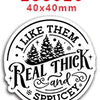 Diseño circular en blanco y negro con el texto 'I LIKE THEM REAL THICK' y SPRUCEY rodeando una silueta de pino