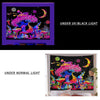 Fluoreszierender Pilztapisserie unter UV-/Blacklight und normalem Licht dargestellt.