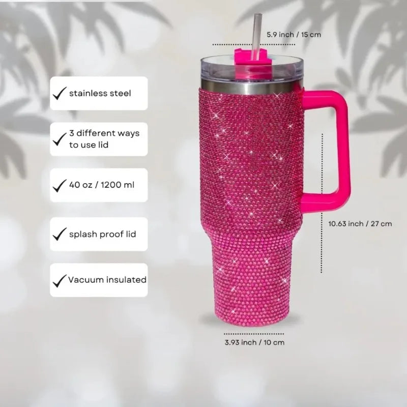 Taza aislada de strass rosa con tapa transparente y pajita, mostrada contra un fondo claro.