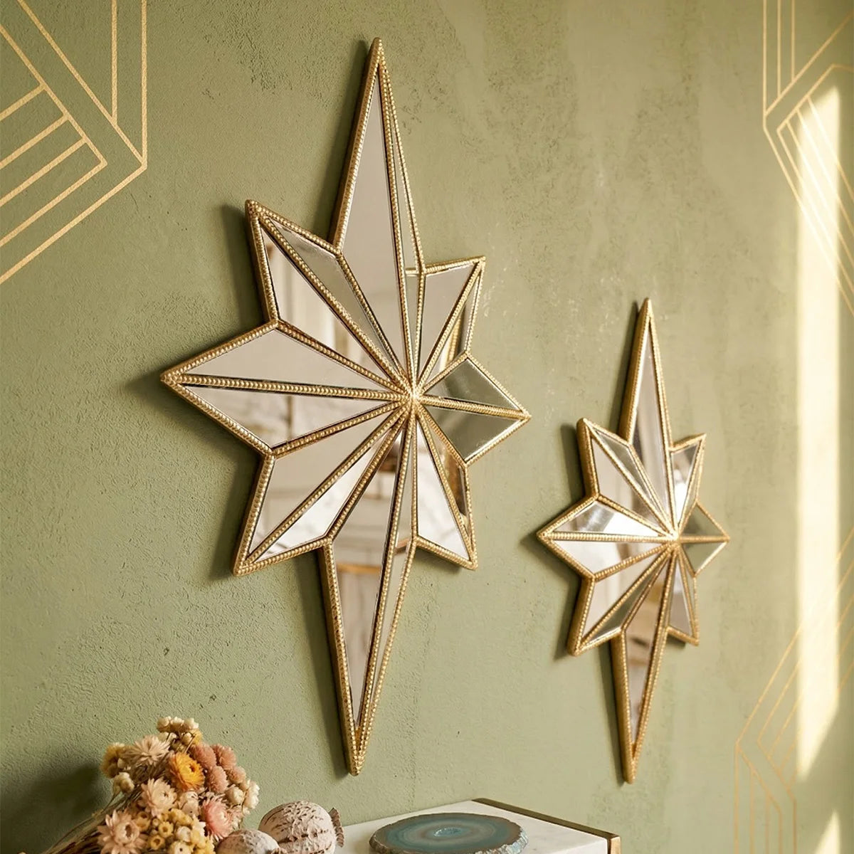 Dekoratives Harzstern-Wandkunstwerk mit goldener Umrandung an einer olivgrünen strukturierten Wand.