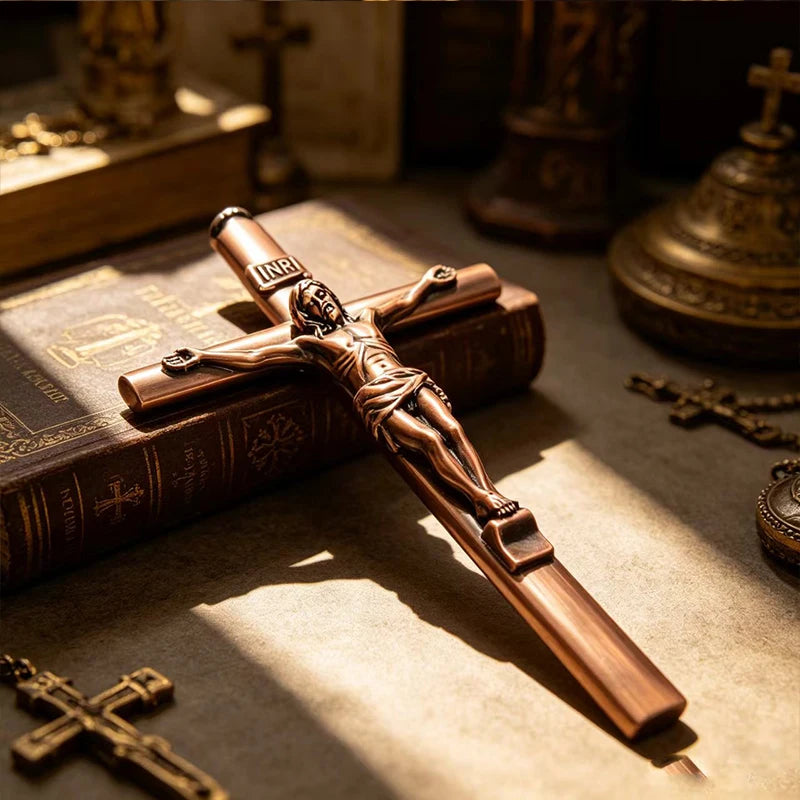 Primer plano de una elegante pluma cruz metálica sobre un libro encuadernado en cuero en un entorno religioso tenuemente ilum